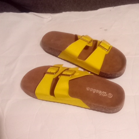 Weeboo yellow slides - Picture 1 of 2